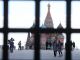 Москва, вид через решетку. Фото: themoscowtimes.com