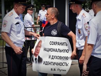 Пресечение патриотической акции. Фото: Александр Воронин, Каспаров.Ru Пресечение патриотической акции. Фото: Александр Воронин, Каспаров.Ru